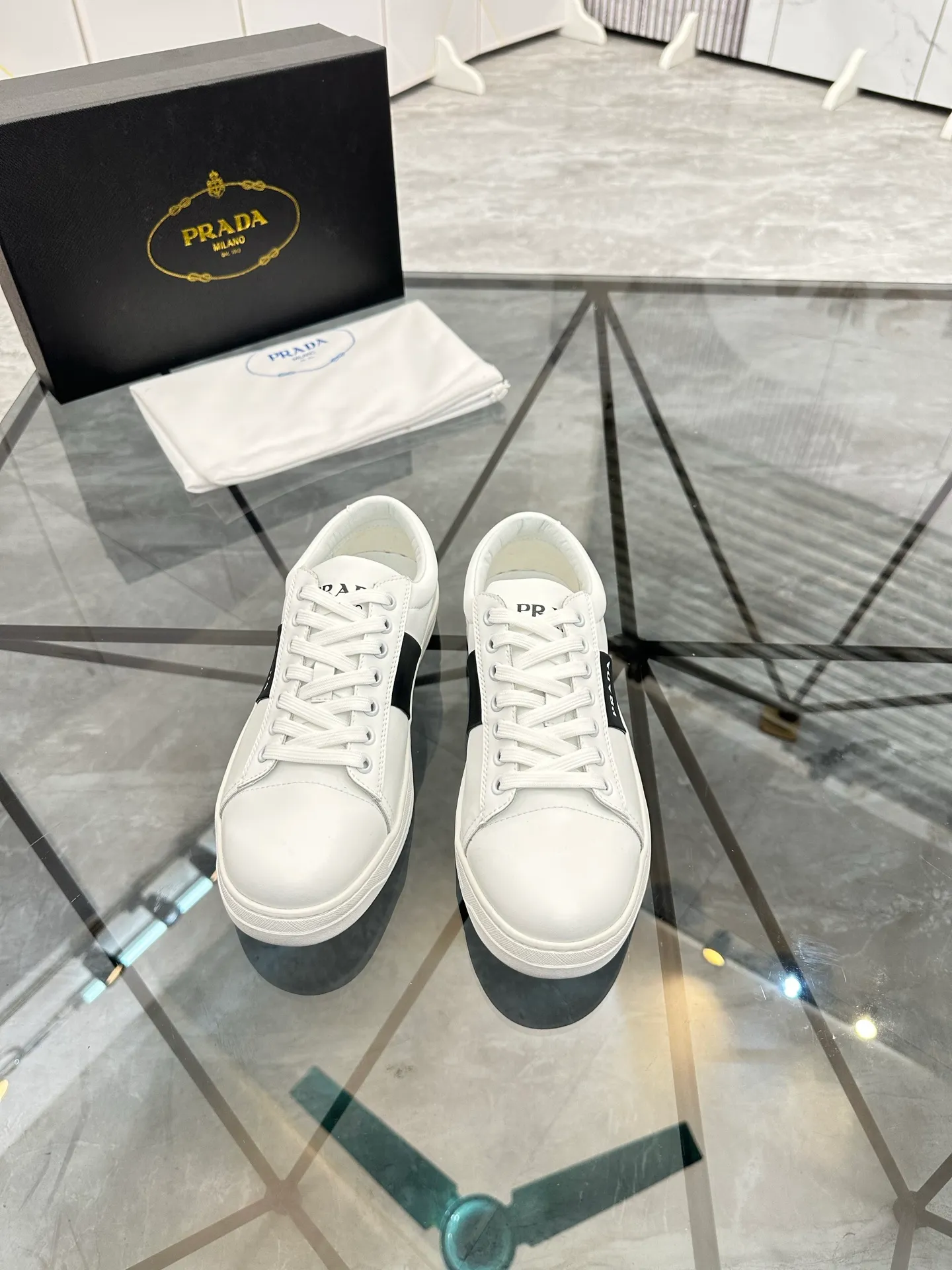 Men's shoes: 💰P400¥ Product trademark: Prada *"Prada*" low-top casual shoes Regular size: 38-44 (can be customized to 45) Product materials: imported cowhide upper, sheepskin lining, original outsole. Number: 020